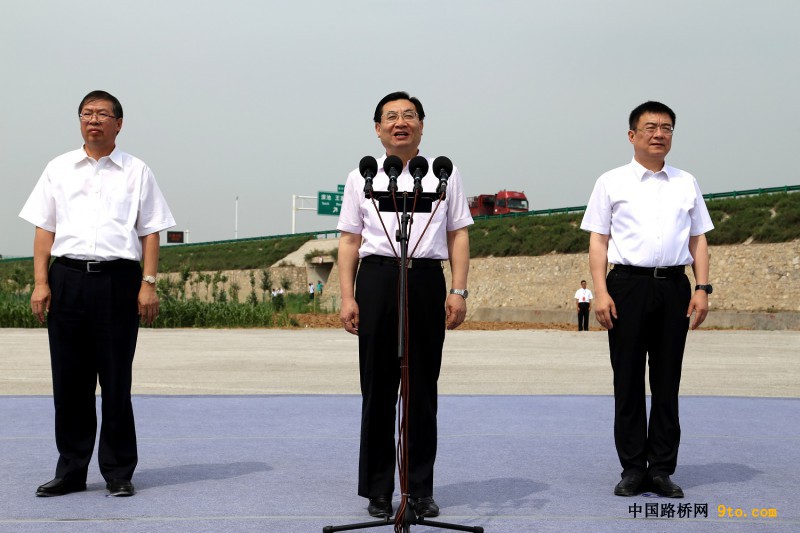 圖為陜西省省長(zhǎng)胡和平（圖中）下達(dá)合銅、吳華高速項(xiàng)目開(kāi)工令